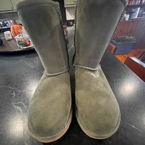 Ugg classic short ll color forest green size 6 like new condition